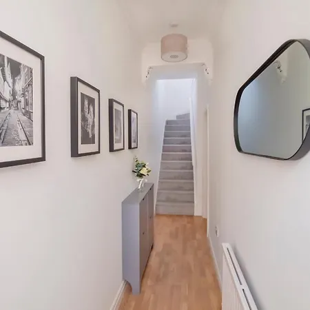 Historic House In The Heart Of Centre With Free Parking